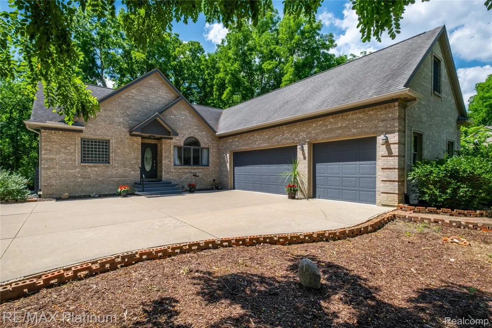 13268 Harborview Drive Fenton Charter Township, MI 48451