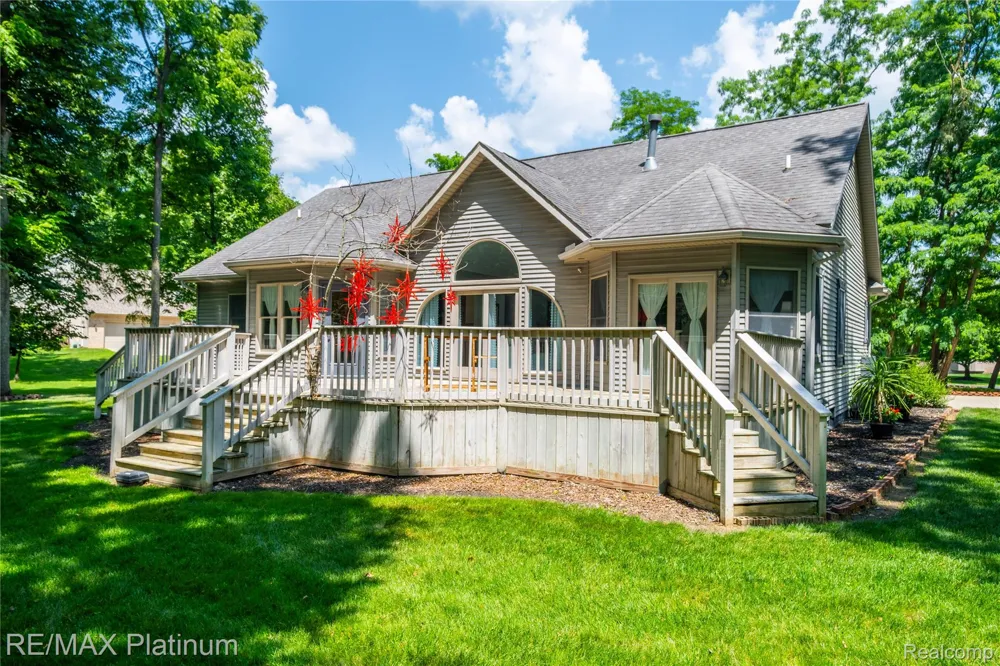 13268 Harborview Drive Fenton Charter Township, MI 48451