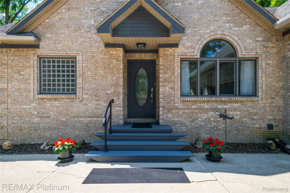 13268 Harborview Drive Fenton Charter Township, MI 48451