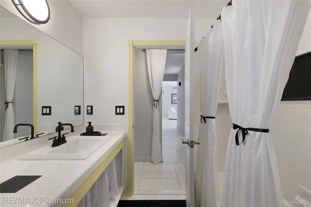 13268 Harborview Drive Fenton Charter Township, MI 48451
