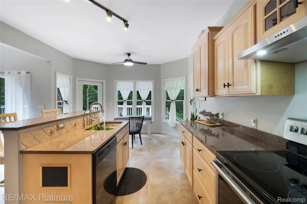 13268 Harborview Drive Fenton Charter Township, MI 48451