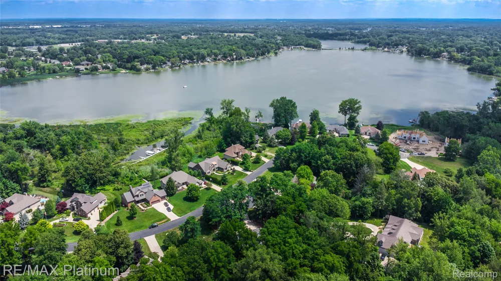 13268 Harborview Drive Fenton Charter Township, MI 48451