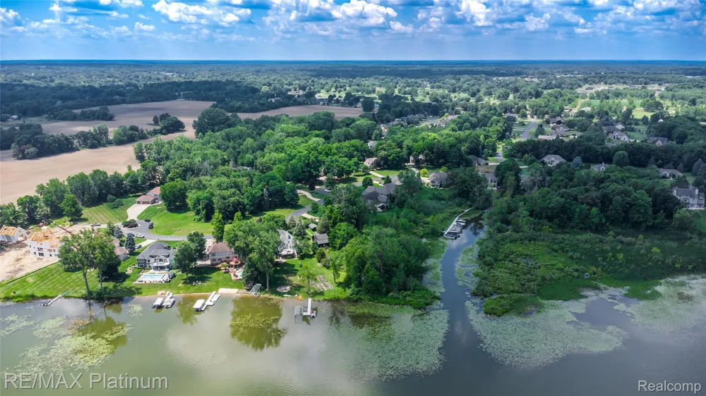 13268 Harborview Drive Fenton Charter Township, MI 48451