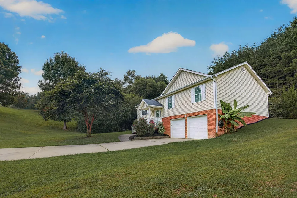 908 Clay Hill Drive Soddy Daisy, TN 37379