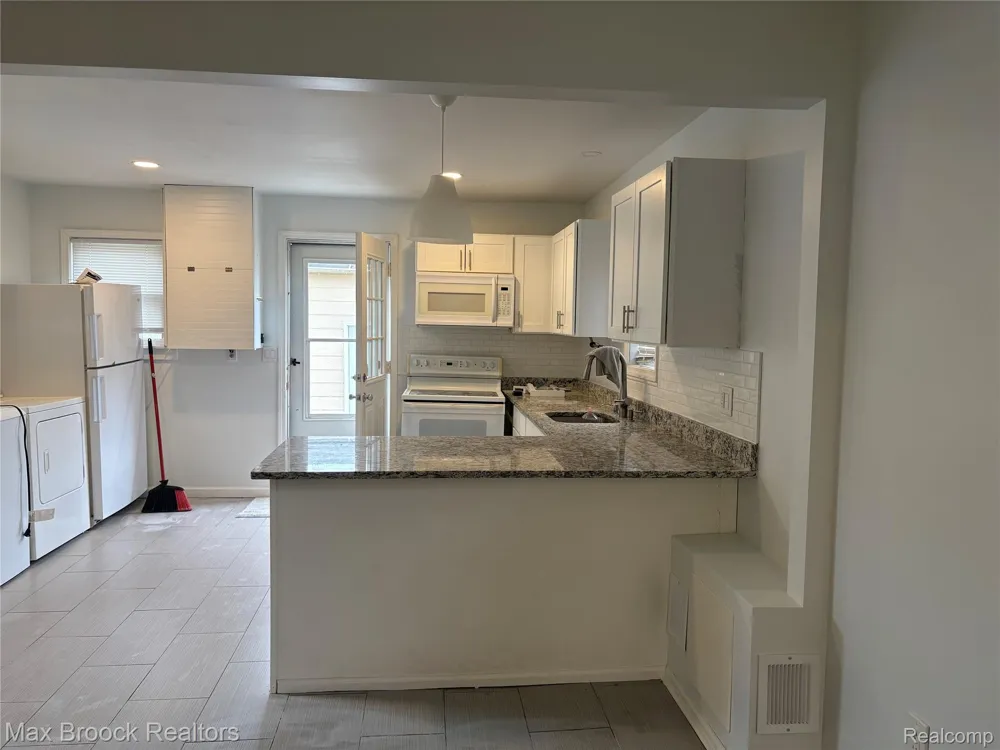 27141 Hampden Street Madison Heights City, MI 48071