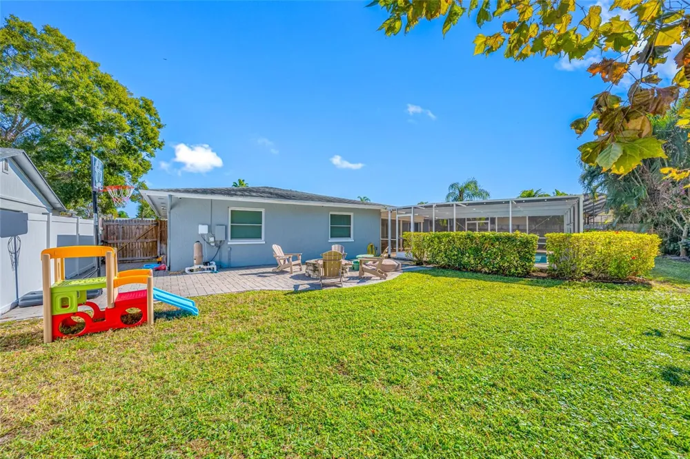 1862 DEL ROBLES DRIVE Clearwater, FL 33764
