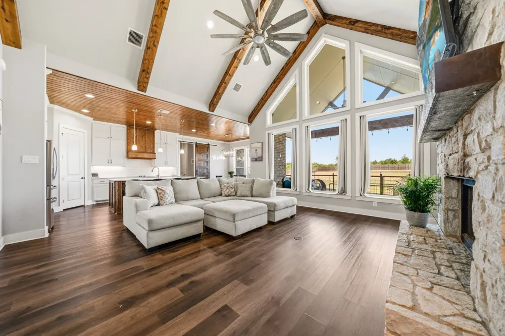 6450 Eyrie Bend Waxahachie, TX 75167