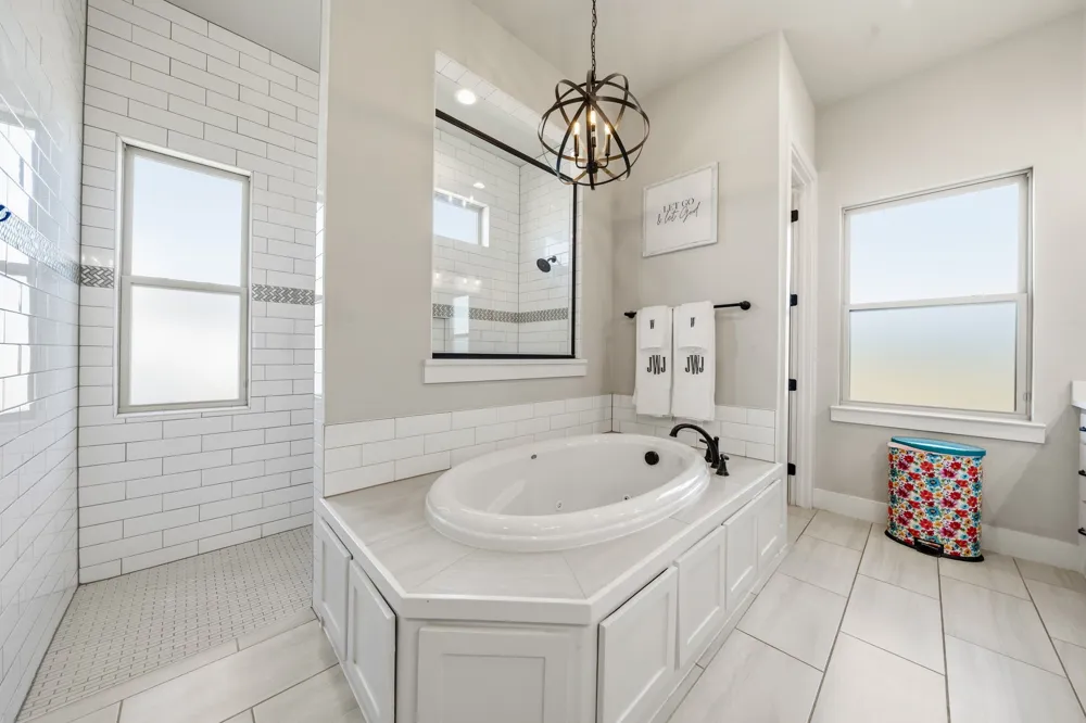 6450 Eyrie Bend Waxahachie, TX 75167