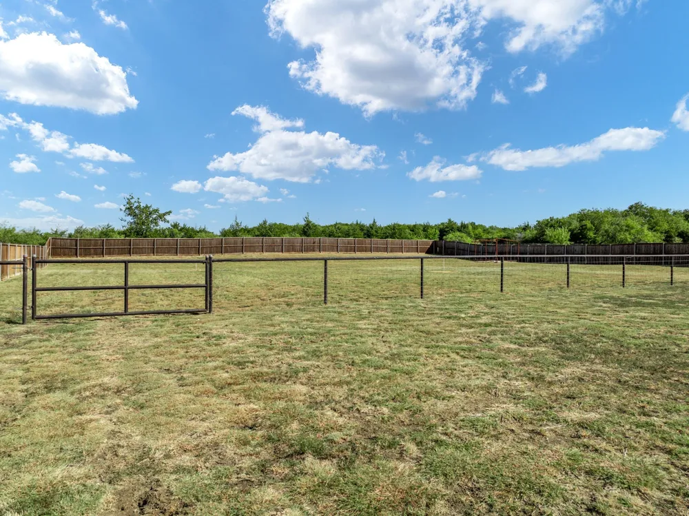 6450 Eyrie Bend Waxahachie, TX 75167