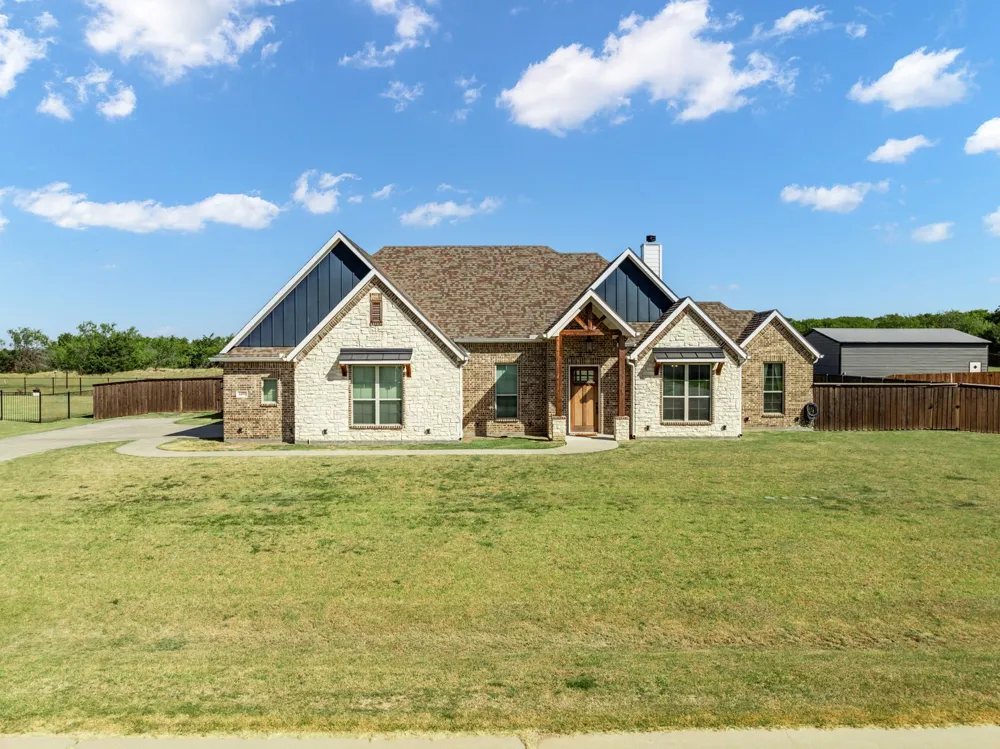 6450 Eyrie Bend Waxahachie, TX 75167