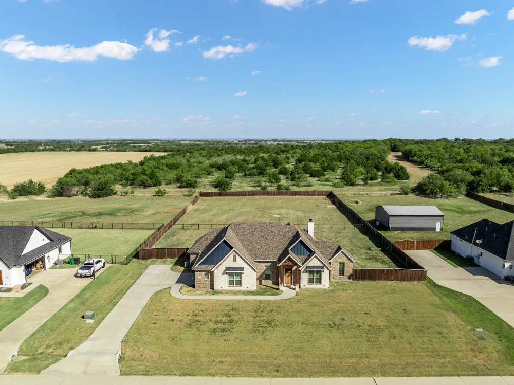 6450 Eyrie Bend Waxahachie, TX 75167