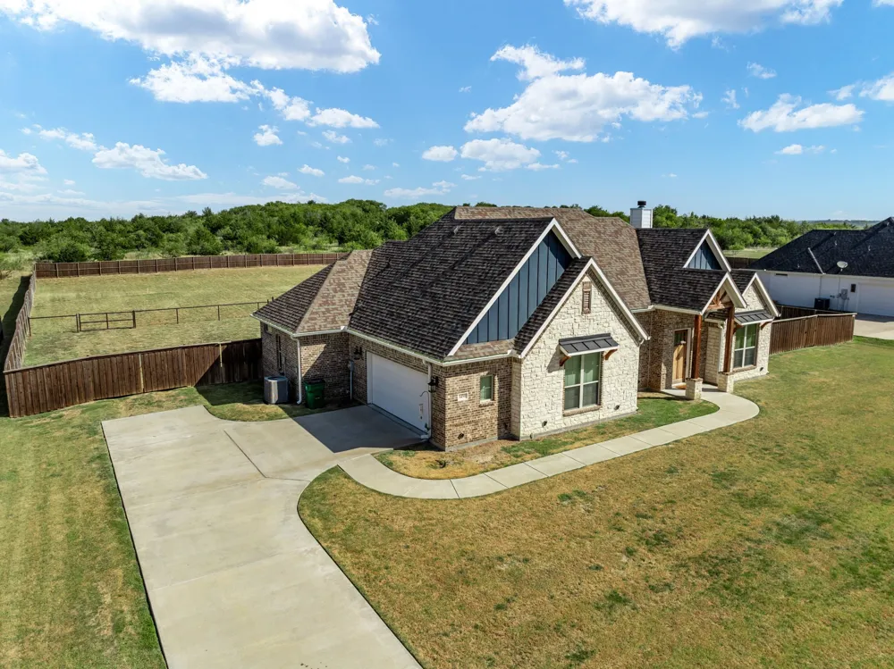 6450 Eyrie Bend Waxahachie, TX 75167