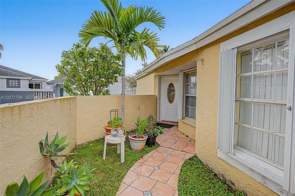 14963 SW 74th Ter Miami, FL 33193