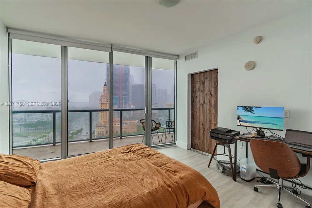 888 Biscayne Blvd #1601 Miami, FL 33132
