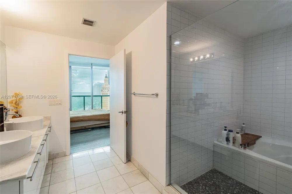 888 Biscayne Blvd #1601 Miami, FL 33132