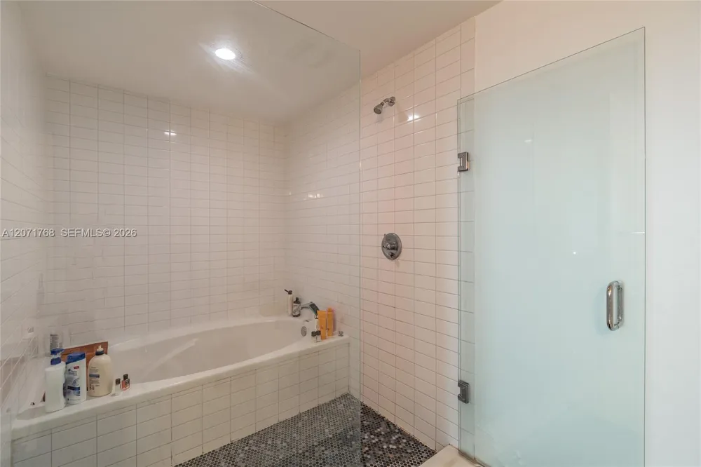 888 Biscayne Blvd #1601 Miami, FL 33132