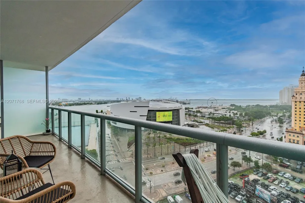 888 Biscayne Blvd #1601 Miami, FL 33132