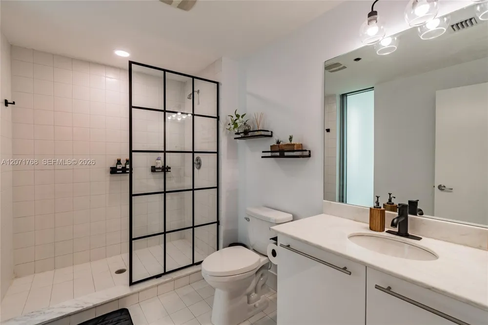 888 Biscayne Blvd #1601 Miami, FL 33132