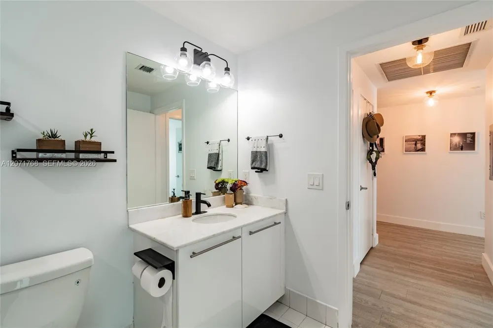 888 Biscayne Blvd #1601 Miami, FL 33132