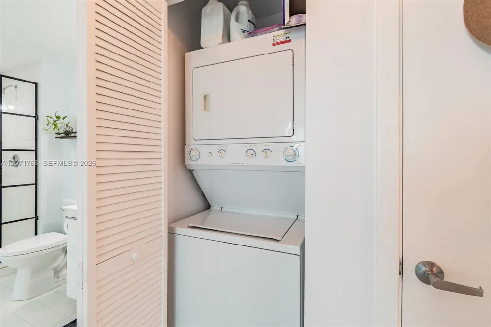 888 Biscayne Blvd #1601 Miami, FL 33132