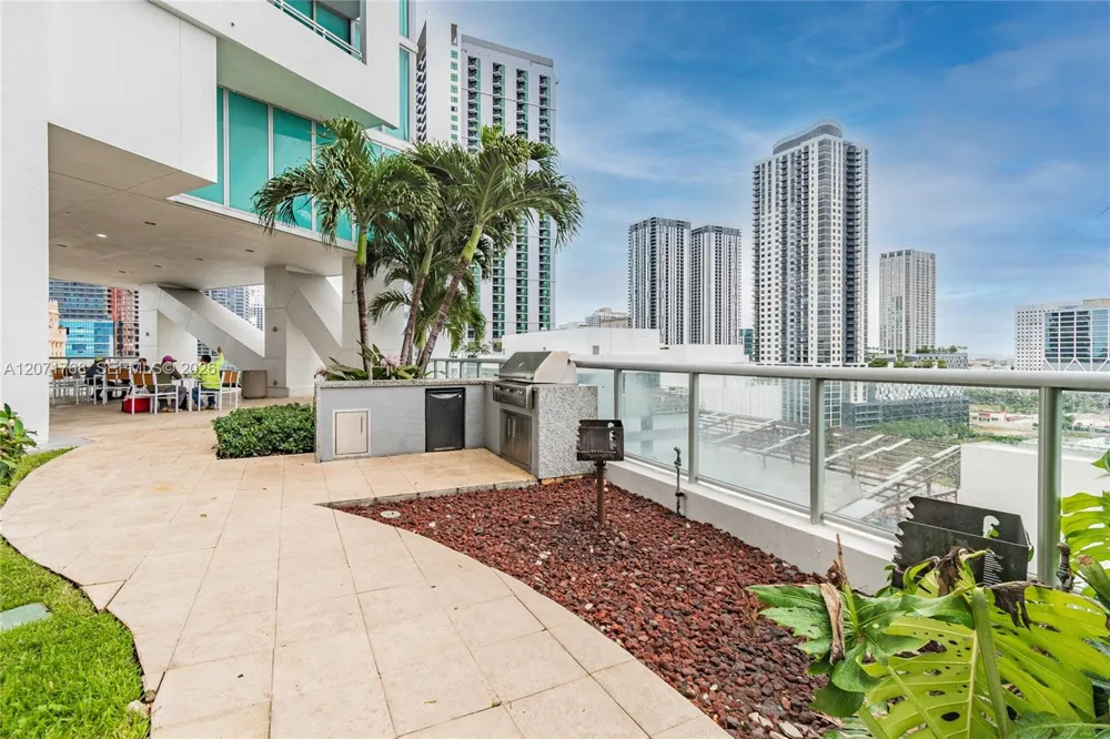 888 Biscayne Blvd #1601 Miami, FL 33132