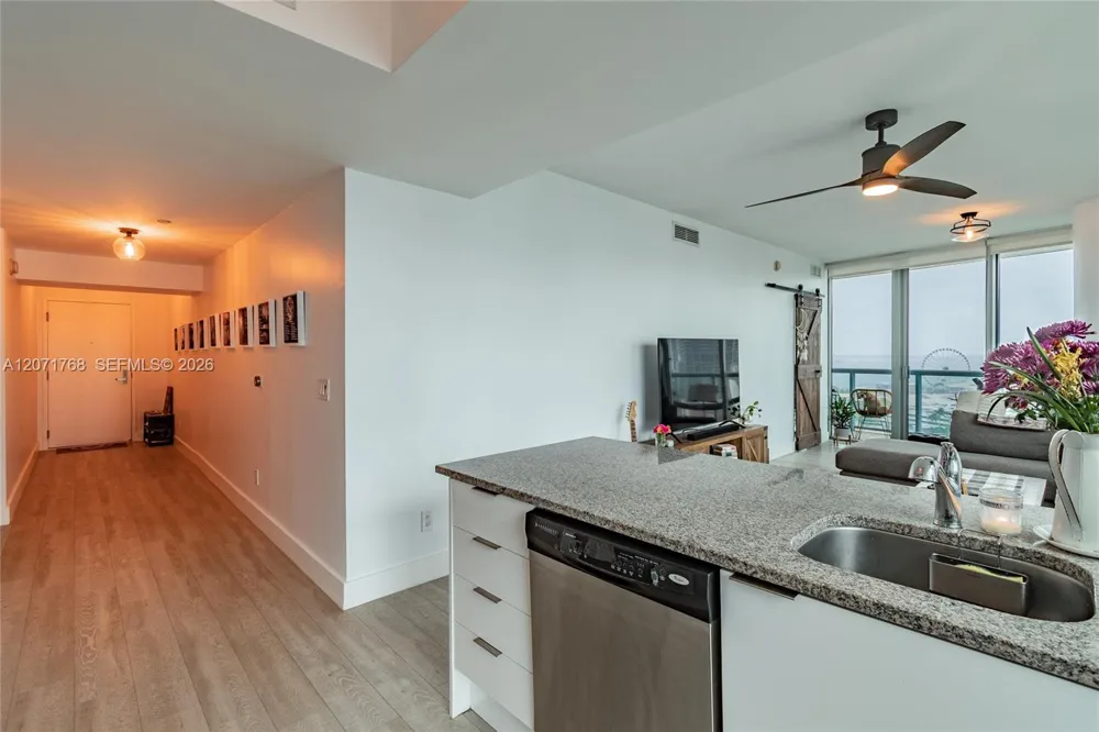 888 Biscayne Blvd #1601 Miami, FL 33132
