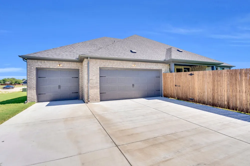 1908 Barrix Lane DeSoto, TX 75115
