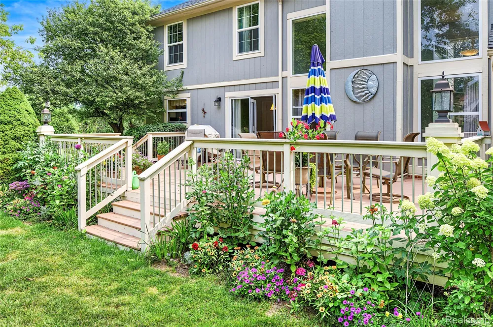 2375 Reidsview E White Lake Charter Township, MI 48383