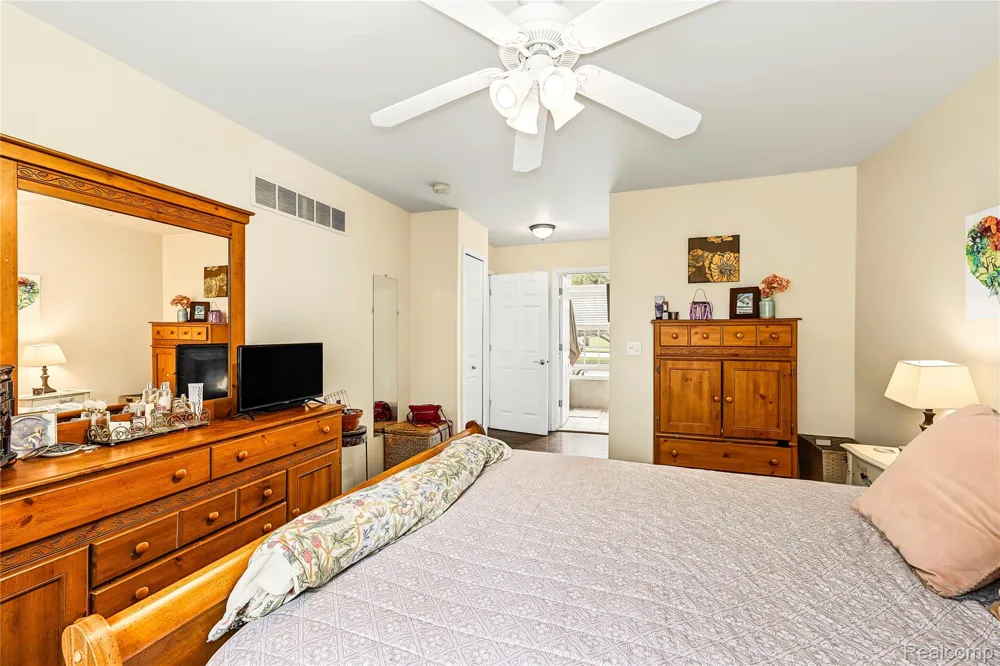 2375 Reidsview E White Lake Charter Township, MI 48383