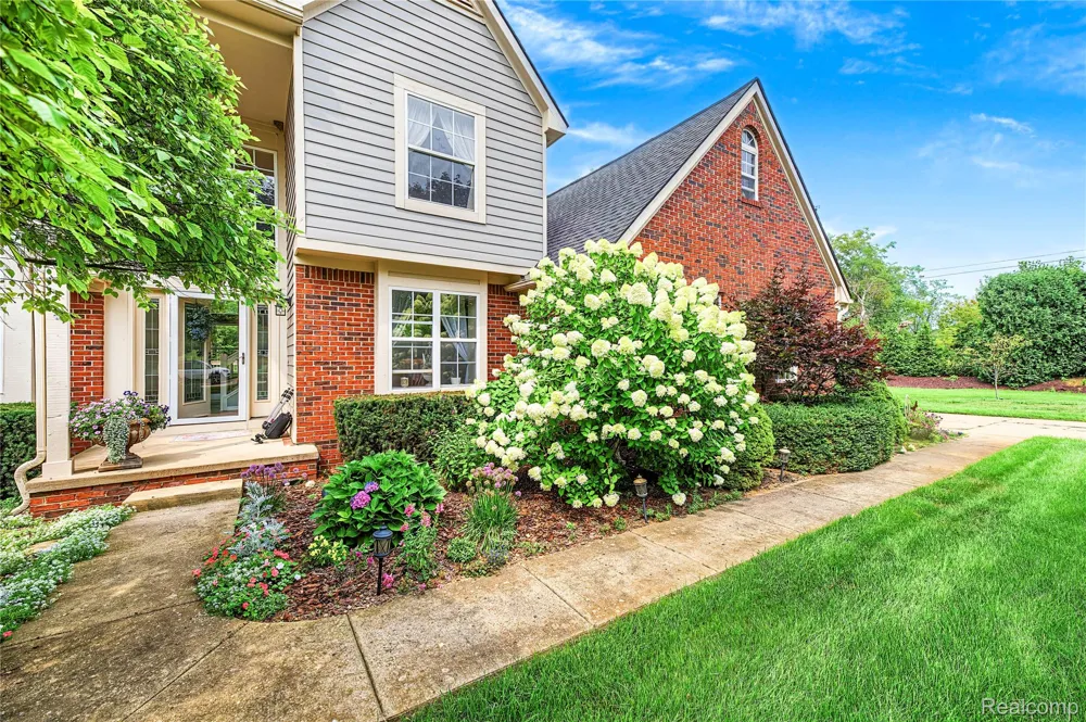 2375 Reidsview E White Lake Charter Township, MI 48383