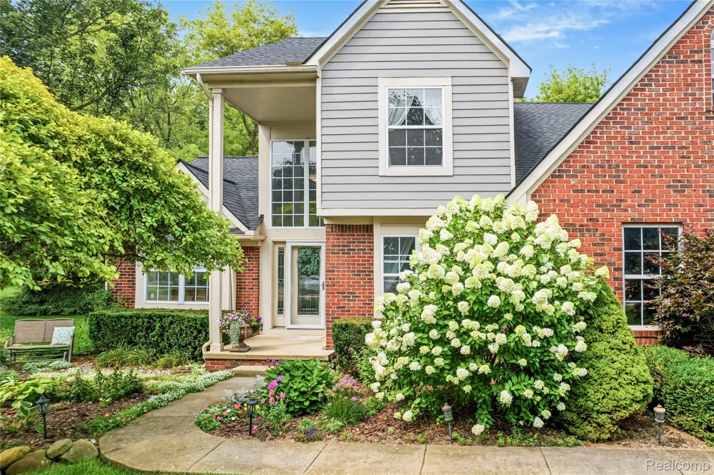 2375 Reidsview E White Lake Charter Township, MI 48383