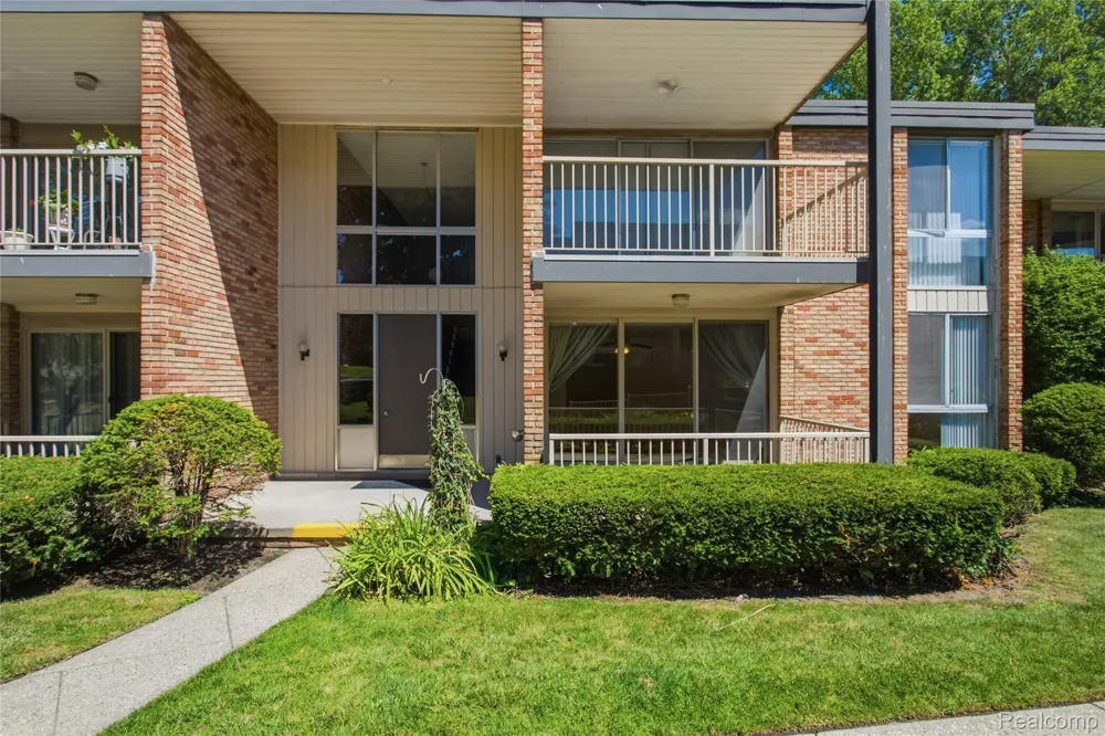 4041 W Maple Road #E102 Bloomfield Hills City, MI 48301