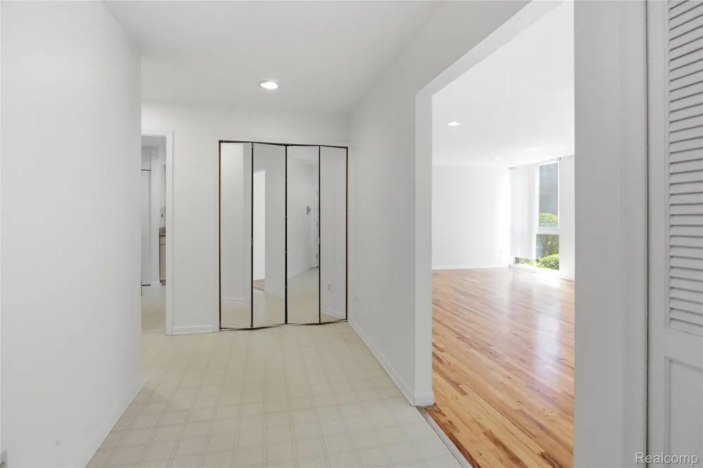 4041 W Maple Road #E102 Bloomfield Hills City, MI 48301