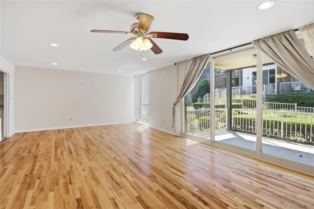 4041 W Maple Road #E102 Bloomfield Hills City, MI 48301
