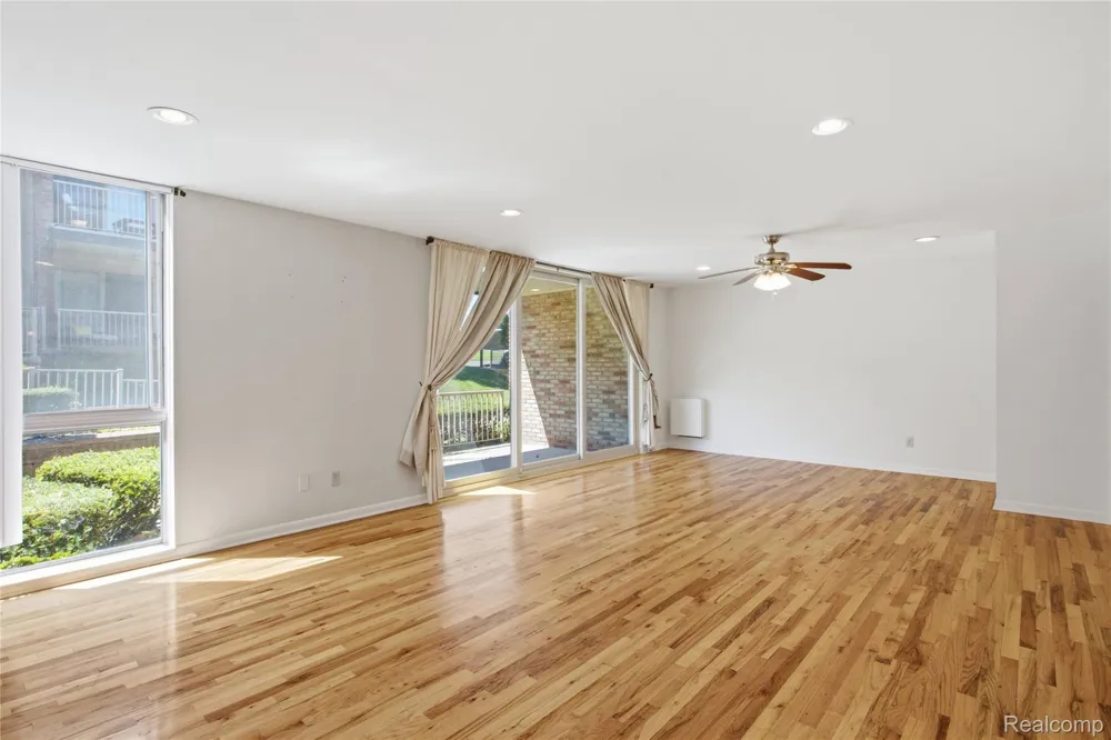 4041 W Maple Road #E102 Bloomfield Hills City, MI 48301