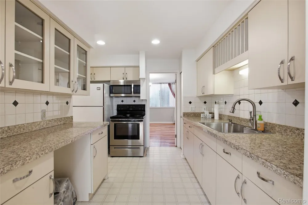 4041 W Maple Road #E102 Bloomfield Hills City, MI 48301