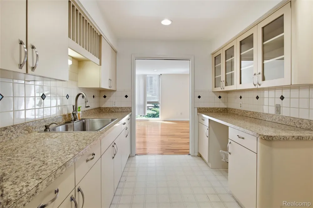 4041 W Maple Road #E102 Bloomfield Hills City, MI 48301