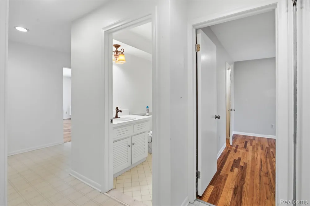 4041 W Maple Road #E102 Bloomfield Hills City, MI 48301