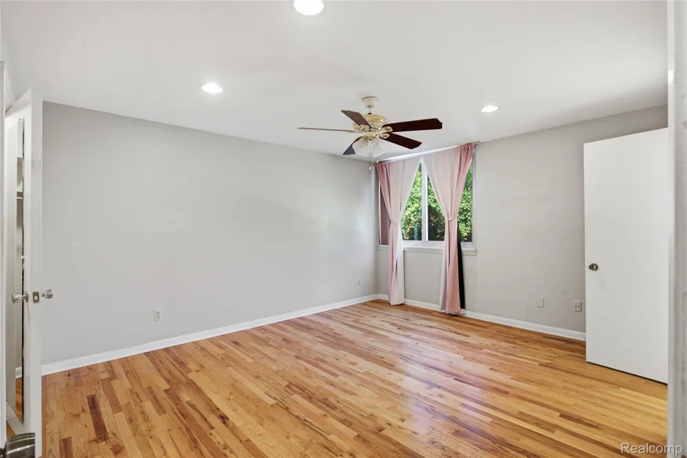 4041 W Maple Road #E102 Bloomfield Hills City, MI 48301