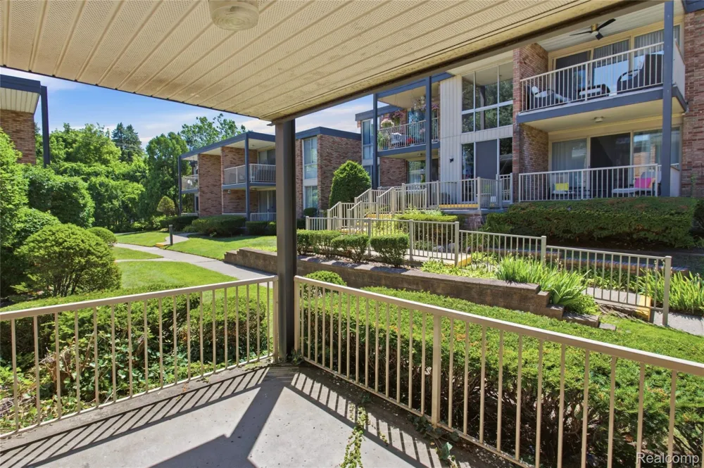4041 W Maple Road #E102 Bloomfield Hills City, MI 48301