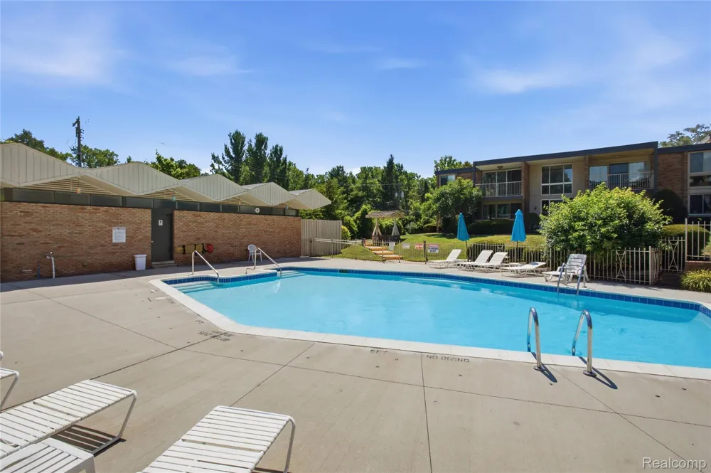 4041 W Maple Road #E102 Bloomfield Hills City, MI 48301