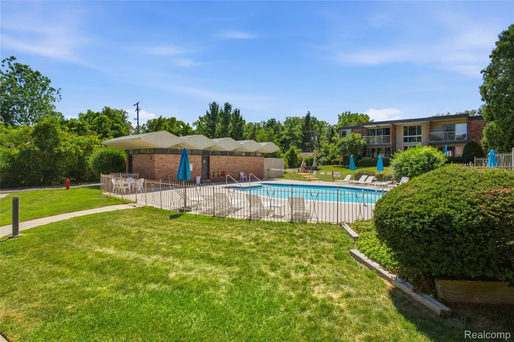 4041 W Maple Road #E102 Bloomfield Hills City, MI 48301