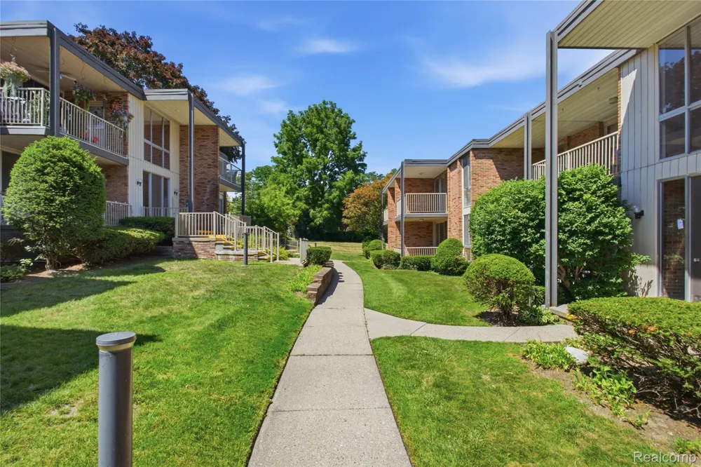 4041 W Maple Road #E102 Bloomfield Hills City, MI 48301