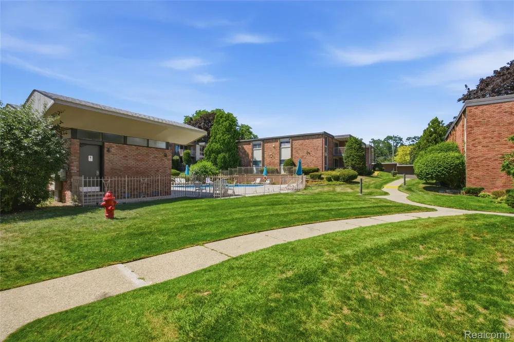 4041 W Maple Road #E102 Bloomfield Hills City, MI 48301