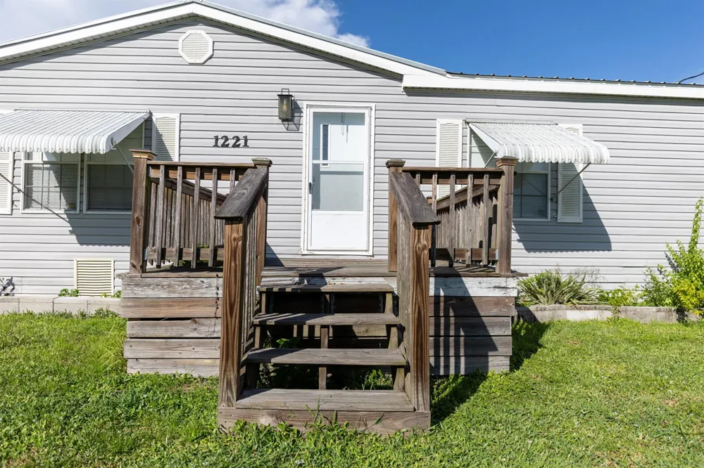 1221 CHOBEE STREET Okeechobee, FL 34974