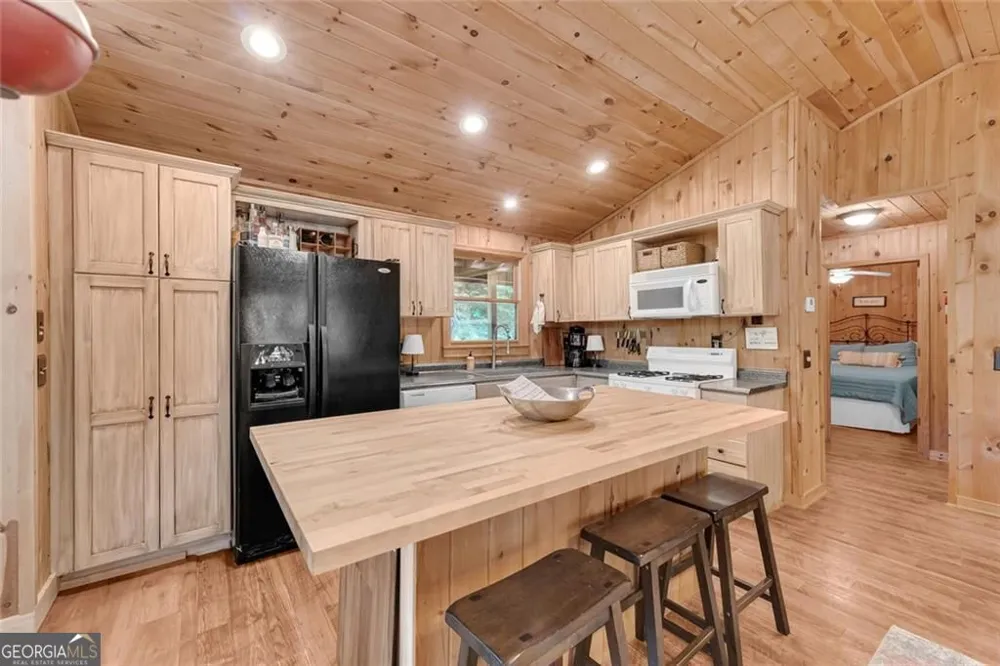 185 Pope Dickson LN Clarkesville, GA 30523