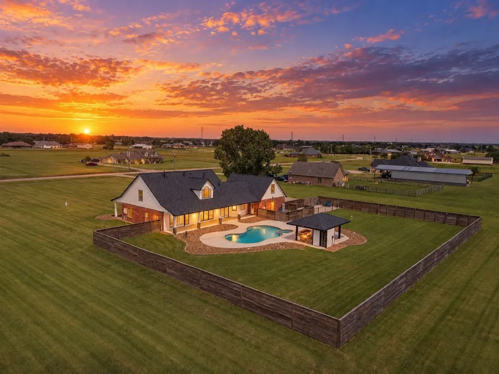 863 Bunkhouse Trail Angleton, TX 77515