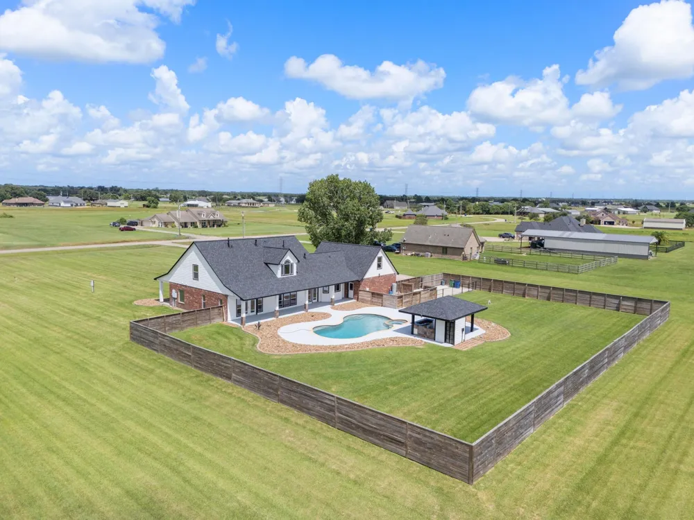 863 Bunkhouse Trail Angleton, TX 77515