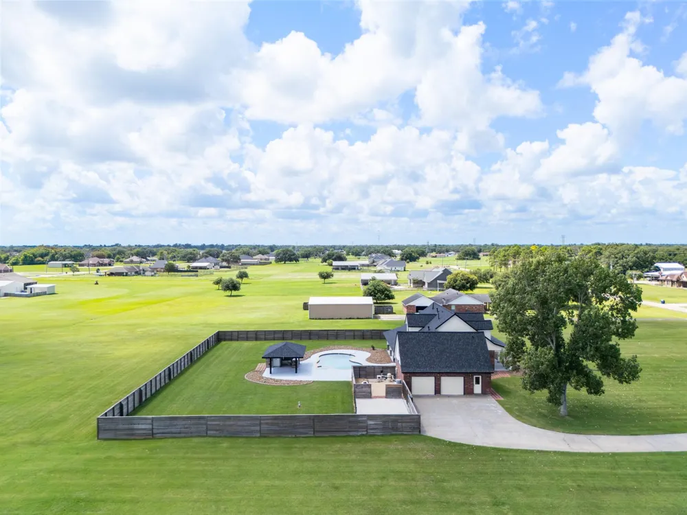 863 Bunkhouse Trail Angleton, TX 77515
