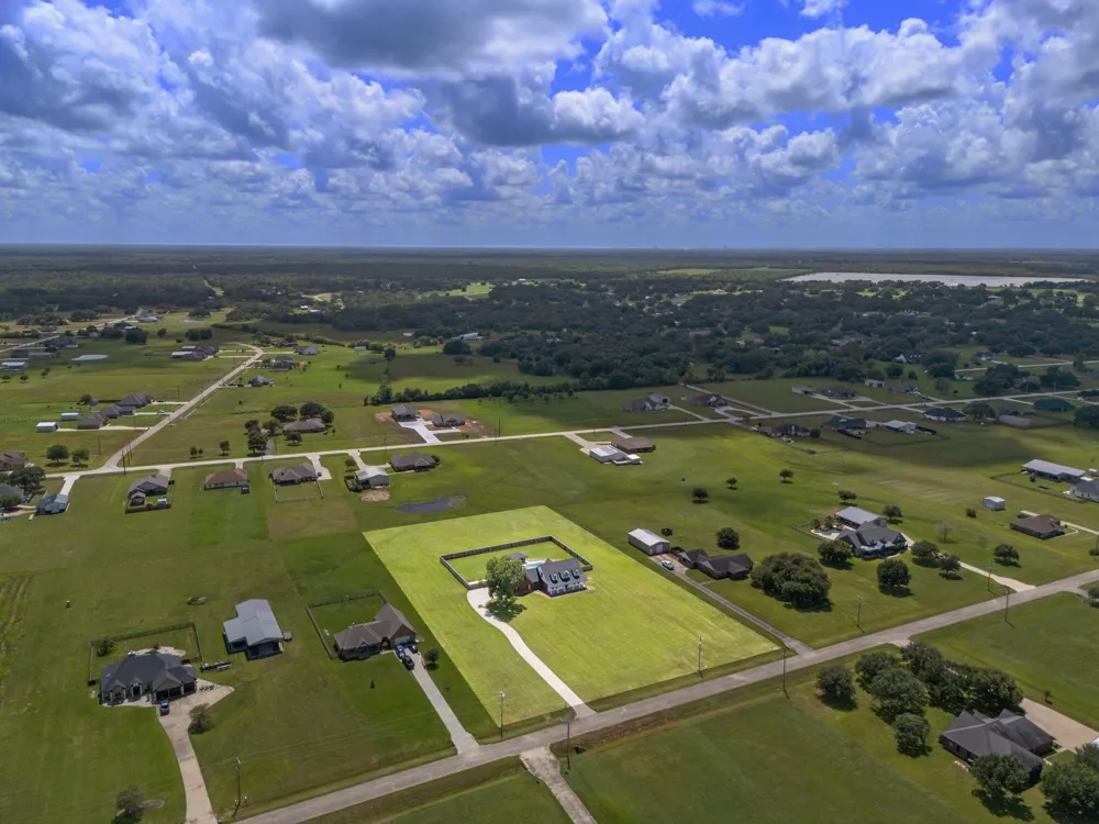 863 Bunkhouse Trail Angleton, TX 77515